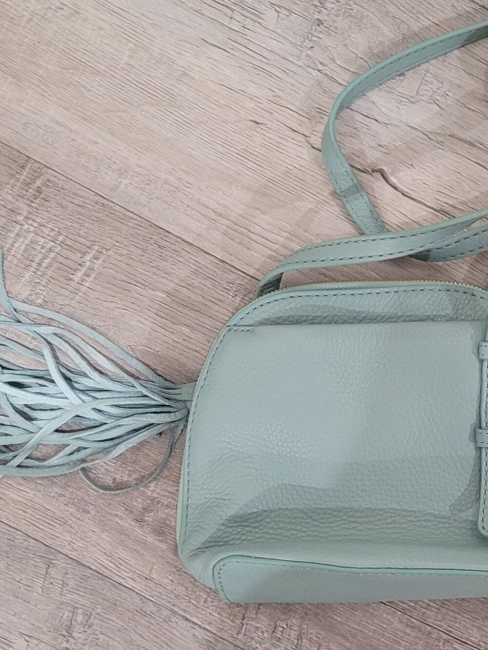 Buatiful. Must have it HOBO Nash Crossbody Pebble Leather pale Green - Picture 2 of 6